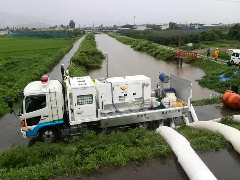 豪雨時：排水ポンプ車による河川排水